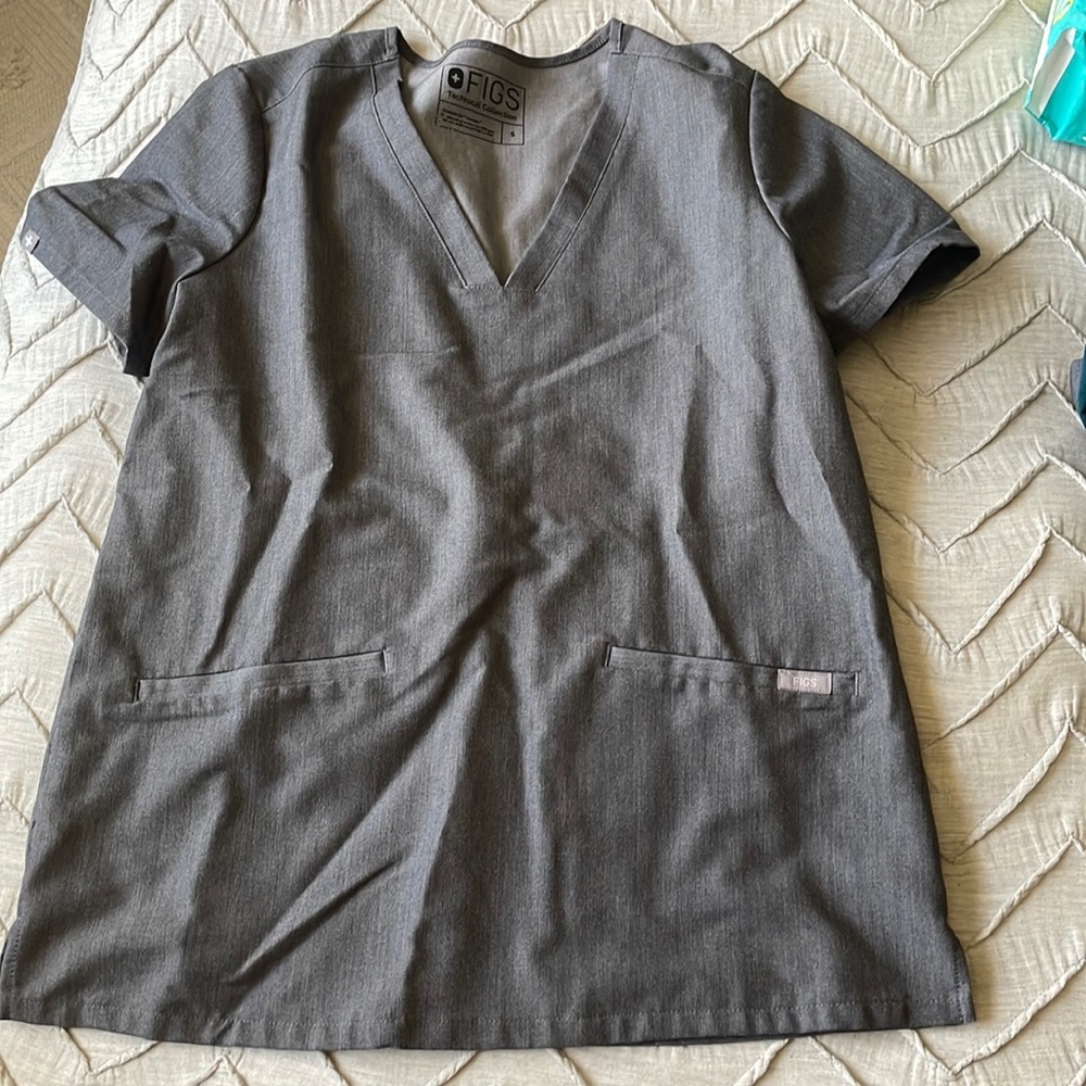 Figs scrub top